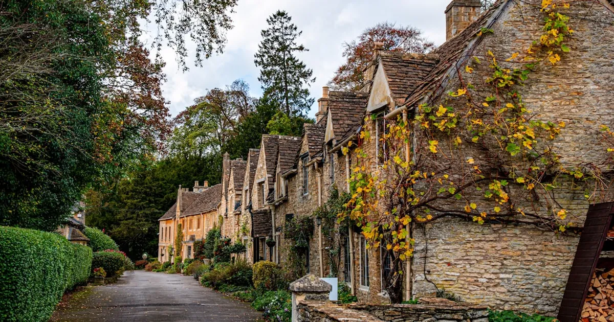 House Prices Fall, Mortgage Woes, and Your Money - UK Finance Daily