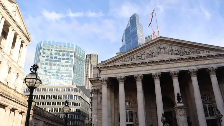 UK Finance Daily: Banking Outages, Energy Bills & Investment Tips